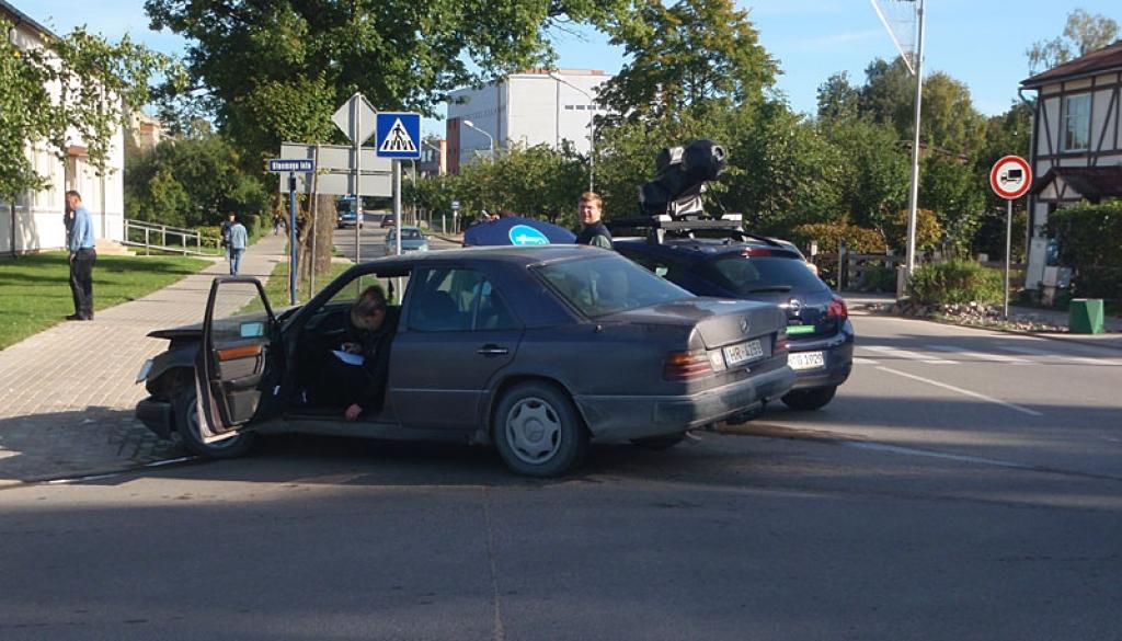 "Google Street View" automašīna Gulbenē izraisa sadursmi  (labots)