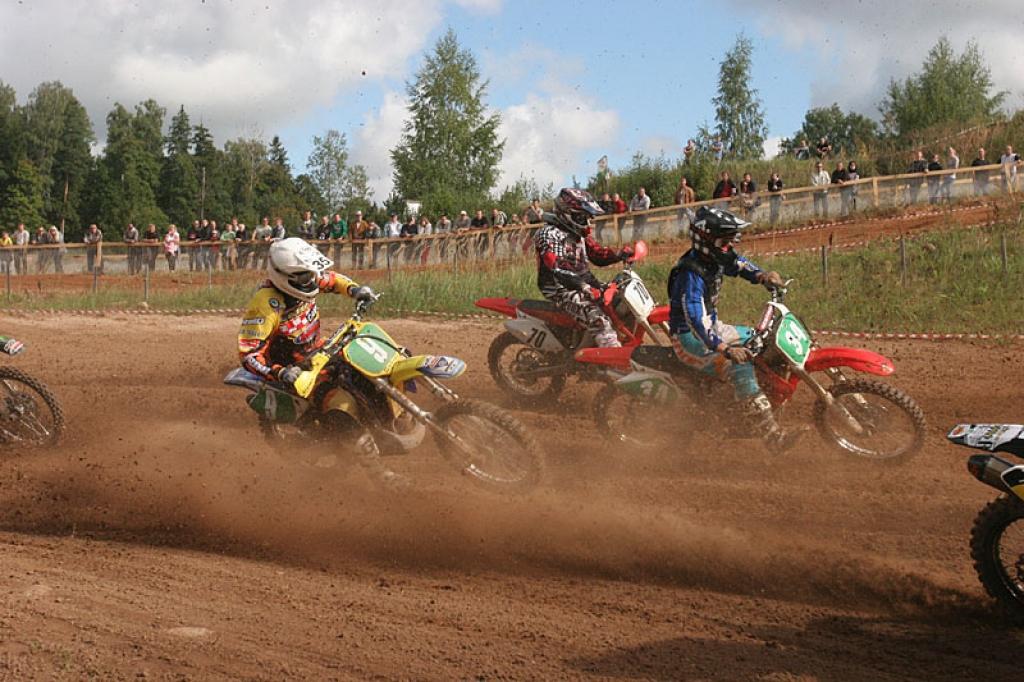 Motokross: sacensības vēro pustūkstotis skatītāju