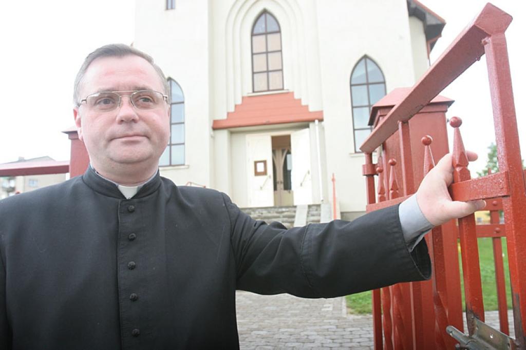 "Dzirkstelē": gulbenieši labprāt nelaistu priesteri projām