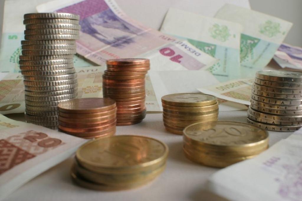 Deputāti piešķir 10 latus mācību līdzekļu iegādei