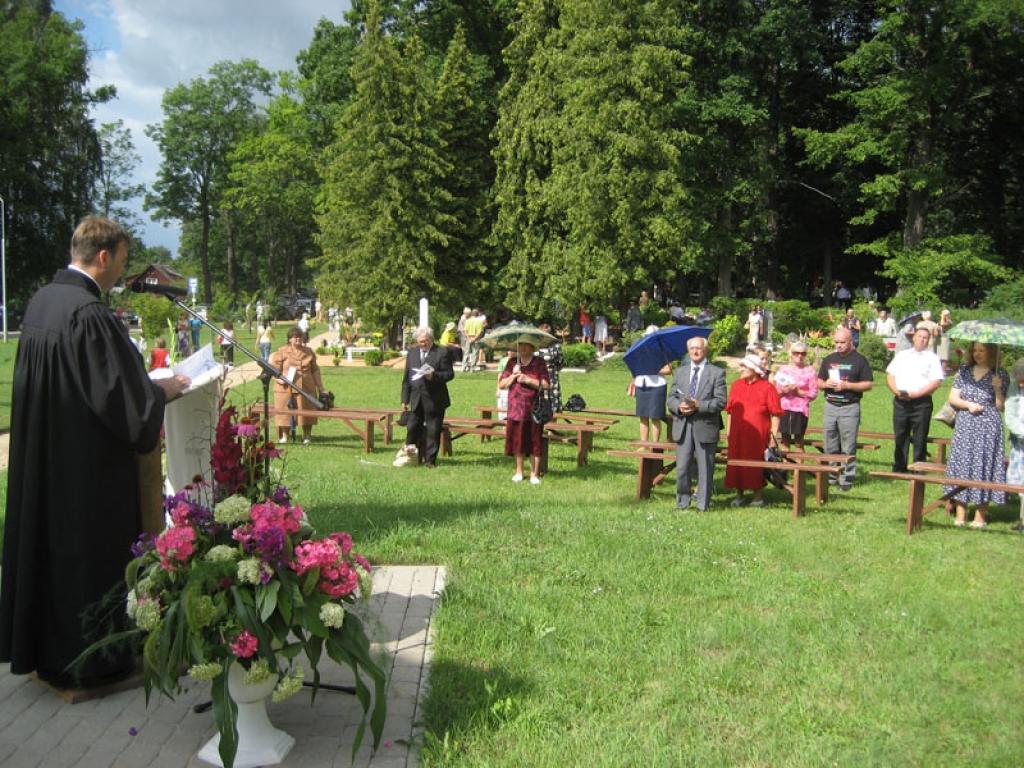 Gulbenes pilsētas kapos aizgājējus pieminam, ticot un mīlot