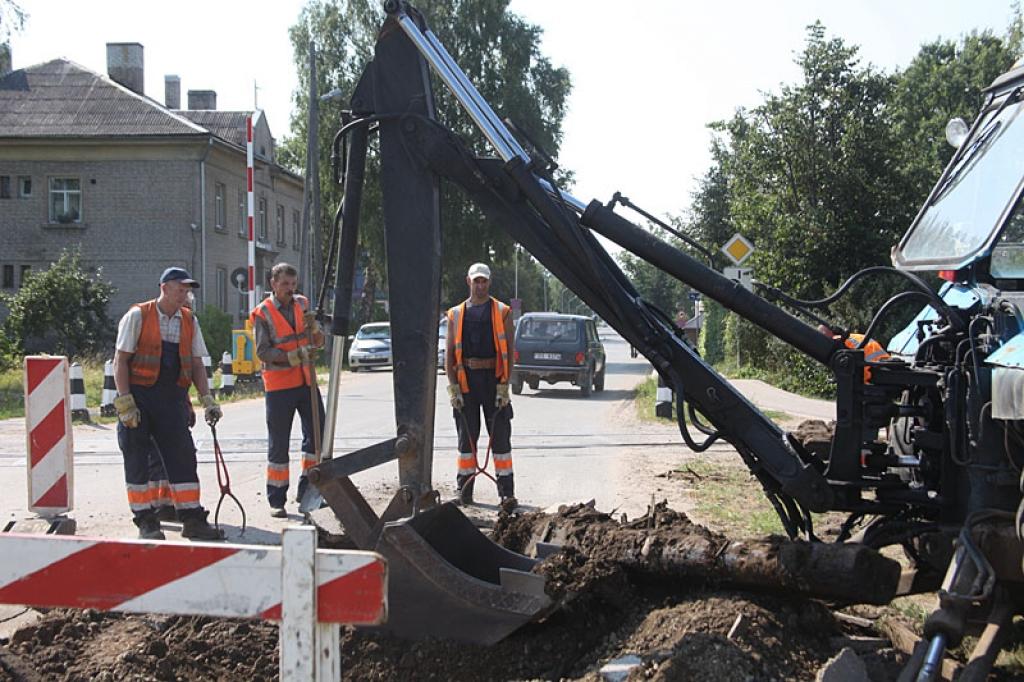 Notiek pārbrauktuves demontāžas darbi