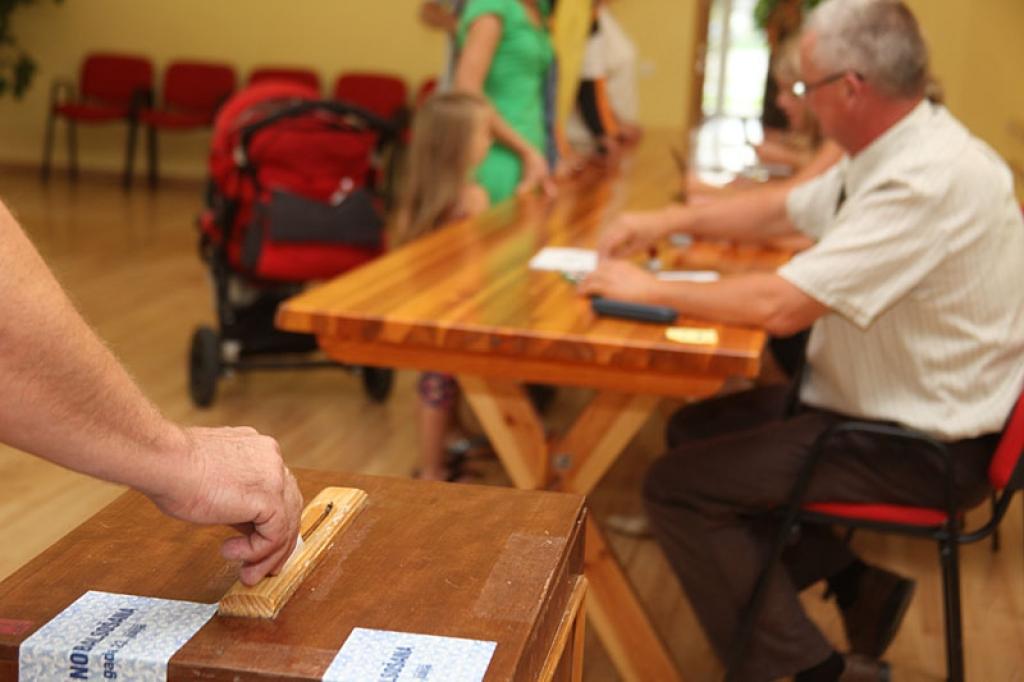 Vēlēšanu iecirkņos netrūkst arī kuriozu gadījumu