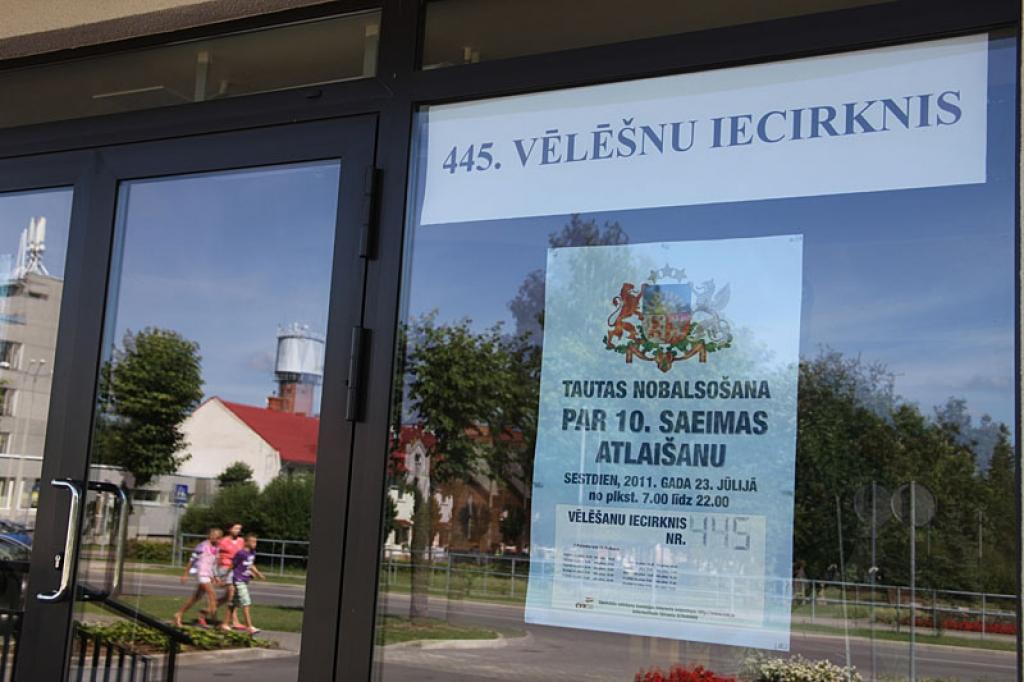 Jautājumu par referendumu - maz