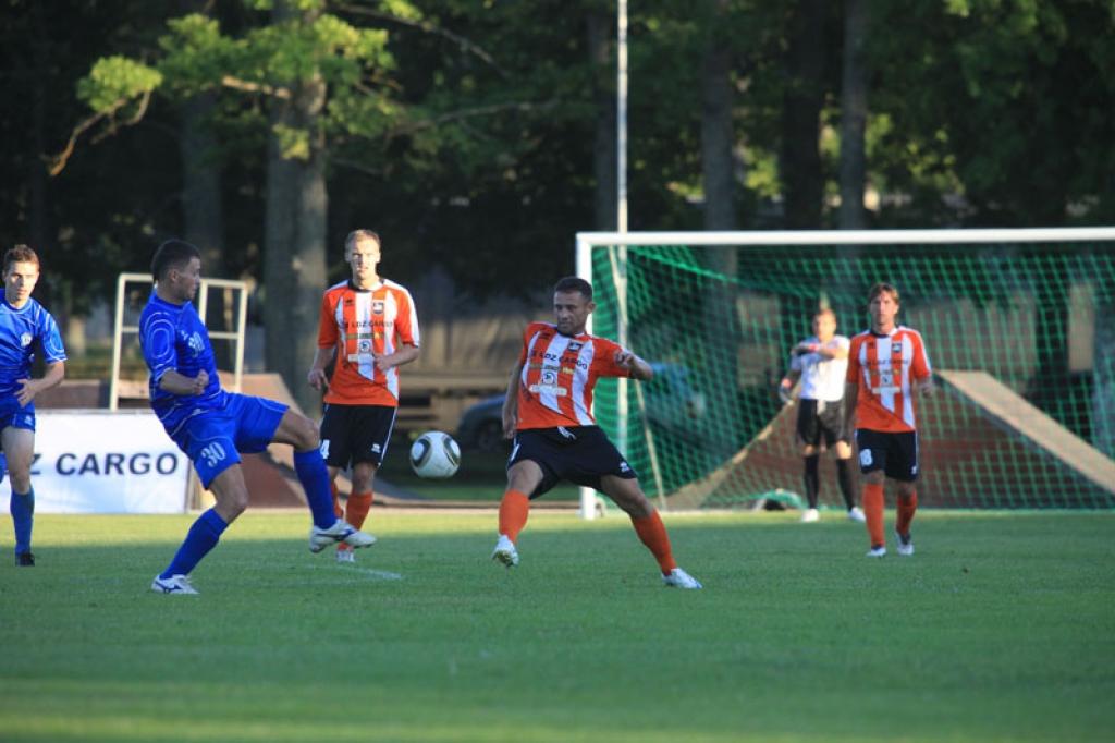 Futbols: mūsējie daugavpiliešiem zaudē ar 2:4