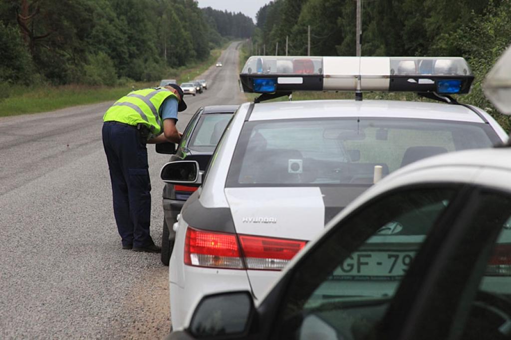 Lejasciema pagastā aiztur autovadītāju dzērumā un bez tiesībām  