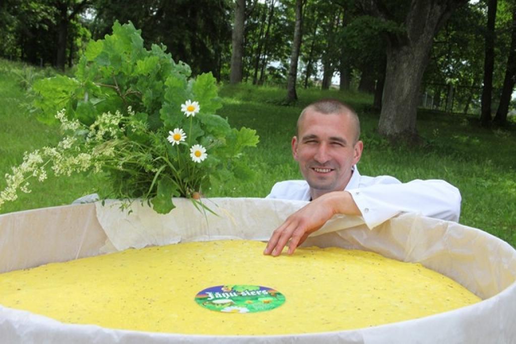 Gatavo 300 kilogramu smagus siera rituļus