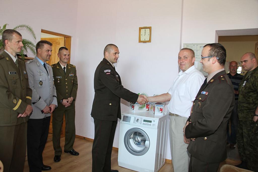 Sveķu skola saņem dāvinājumu