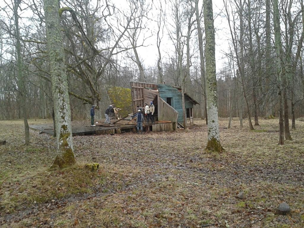 Lielā Talka: Kalnienā nojauc lielāko daļu sagruvušās estrādes