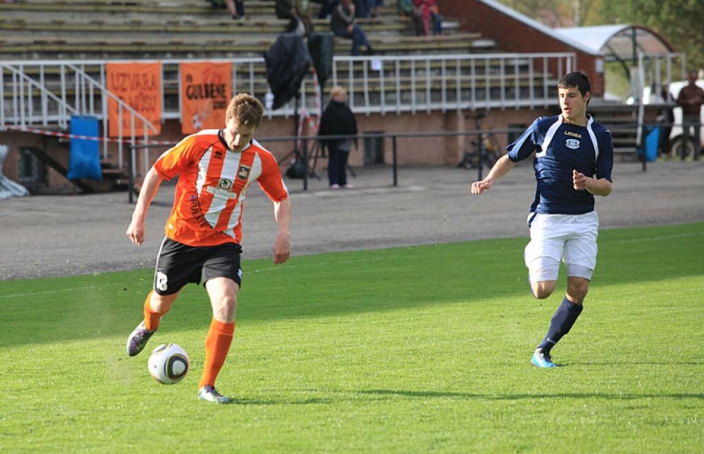 Futbols: gulbenieši uzvar vienu no Latvijas futbola grandiem