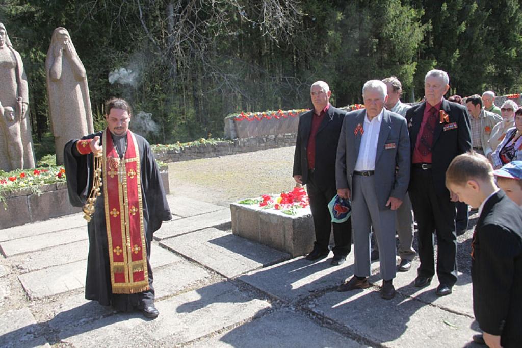 Brāļu kapos aizlūdz par kritušajiem