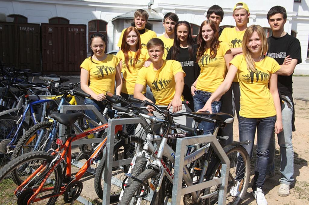 Ģimnāzisti kā balvu saņem velosipēdu novietnes