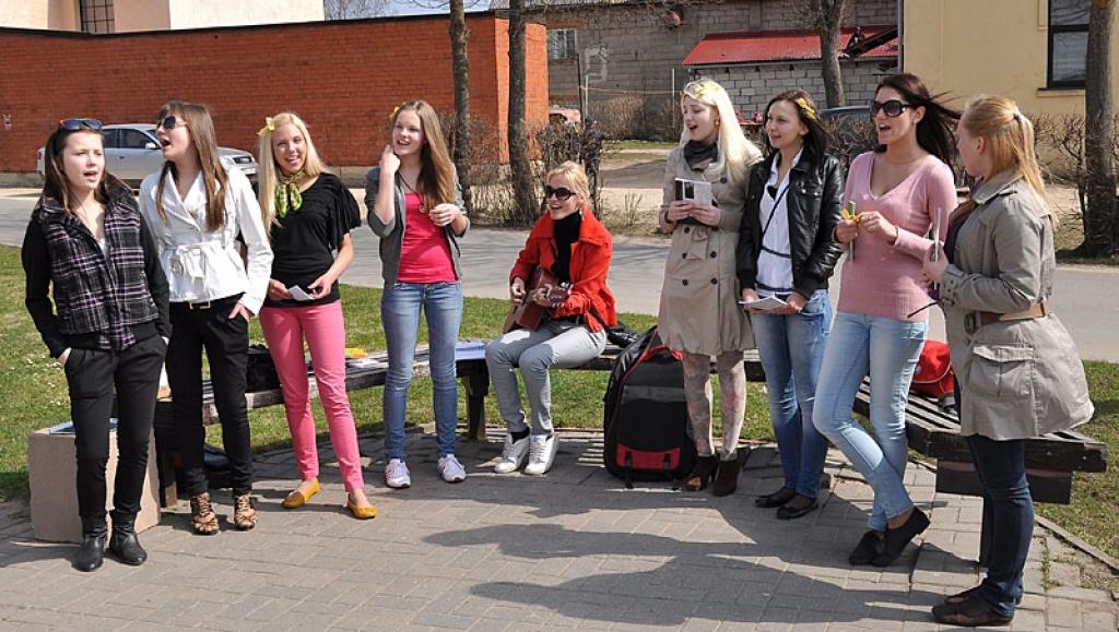 Jaunieši rīko labdarības akciju