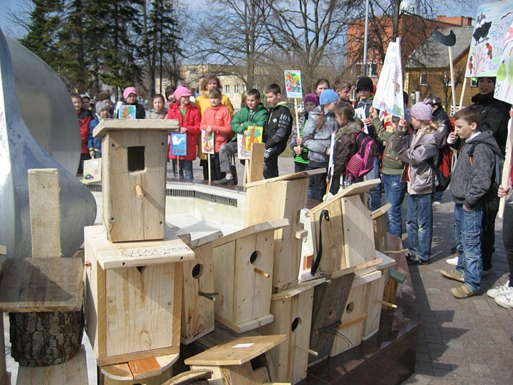 Bērni piedalās tradicionālajā Putnu dienu gājienā