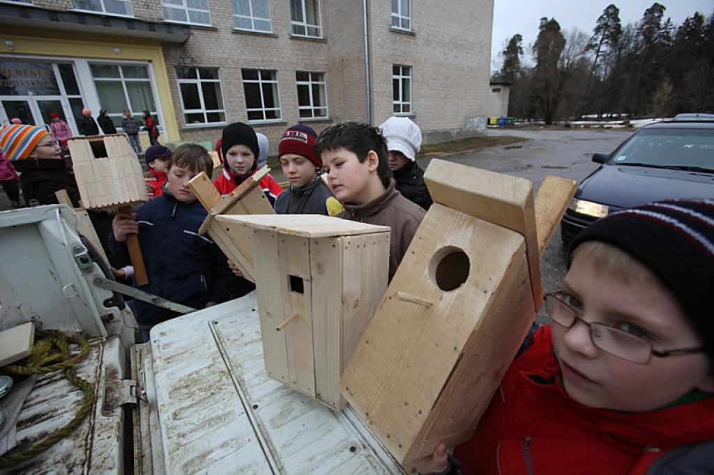 Skolēni izgatavo putnu būrīšus