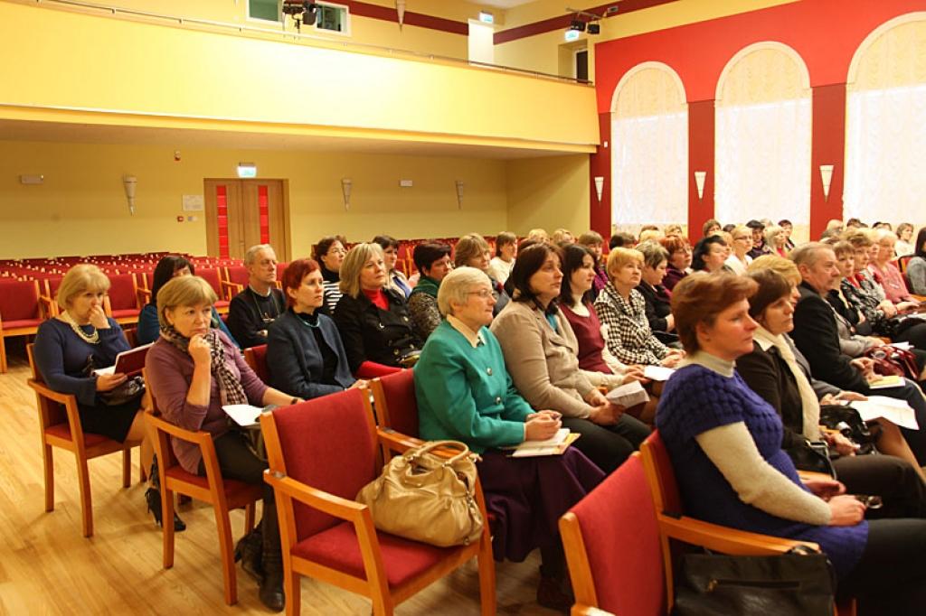 Izglītības darbinieki tiekas konferencē