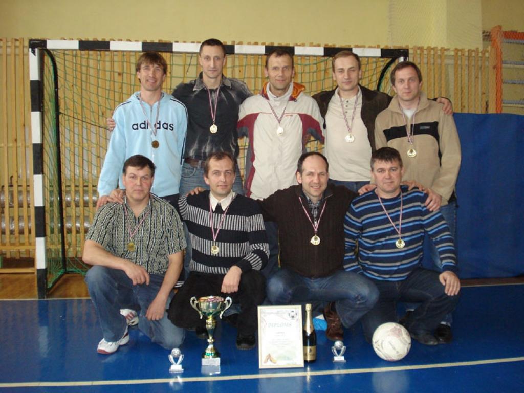 Telpu futbols: pirmo reizi par čempioniem kļūst Lizuma pagasta futbola veterāni