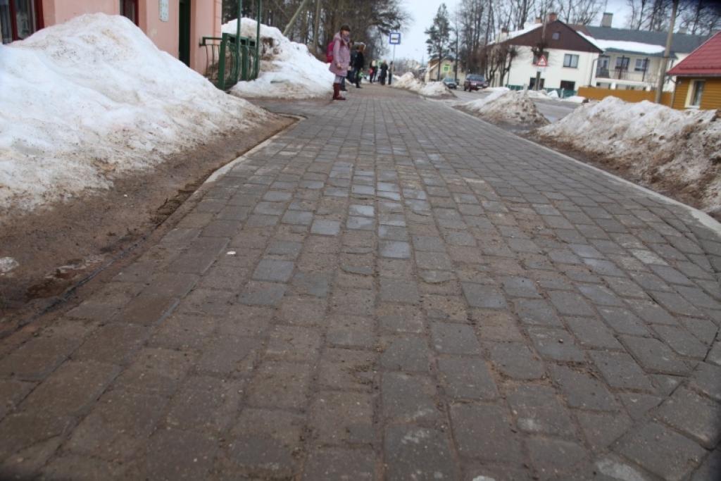Sniegs atkāpjas, atsedzot bojātu bruģi 
