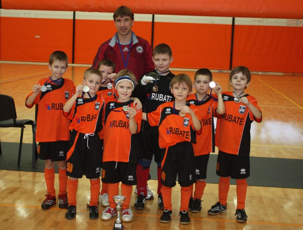 Telpu futbols: U-8 grupas komanda Pērnavā izcīna sudraba medaļas