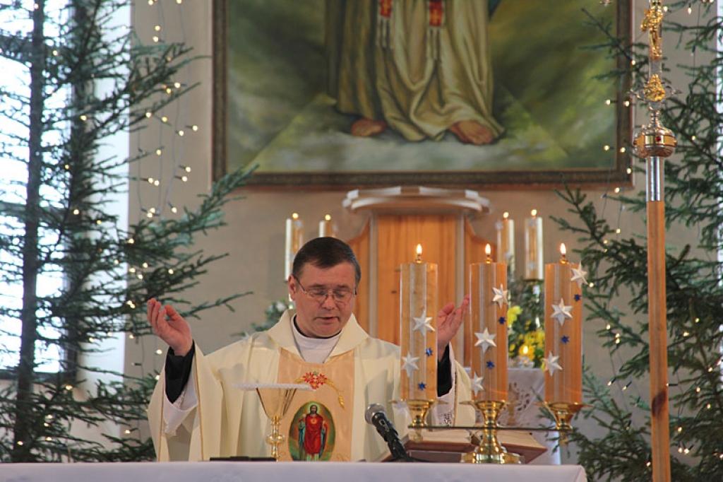 No dievkalpojuma mājās aiznes svētītas sveces