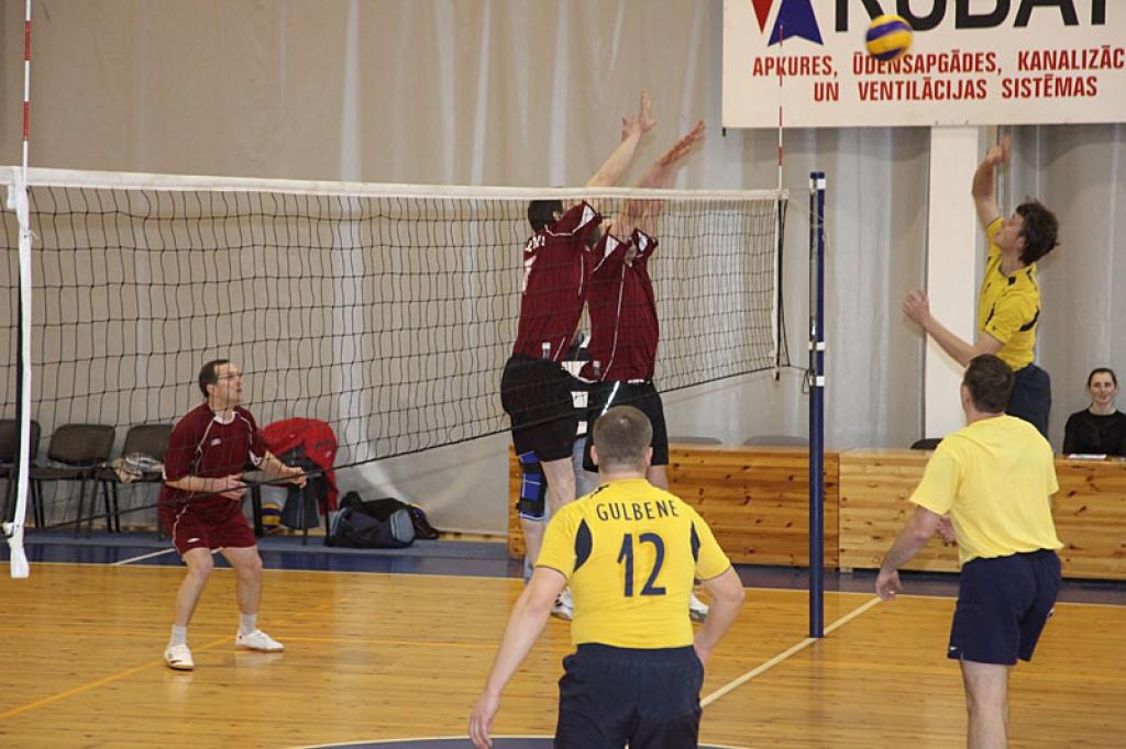 Novada čempionāts volejbolā: notiek kārtējās spēles 