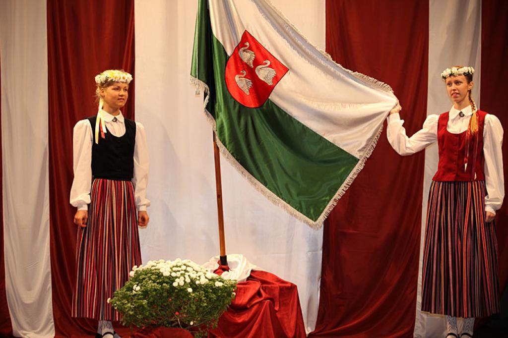 Novada karogu var lietot tāpat kā valsts karogu