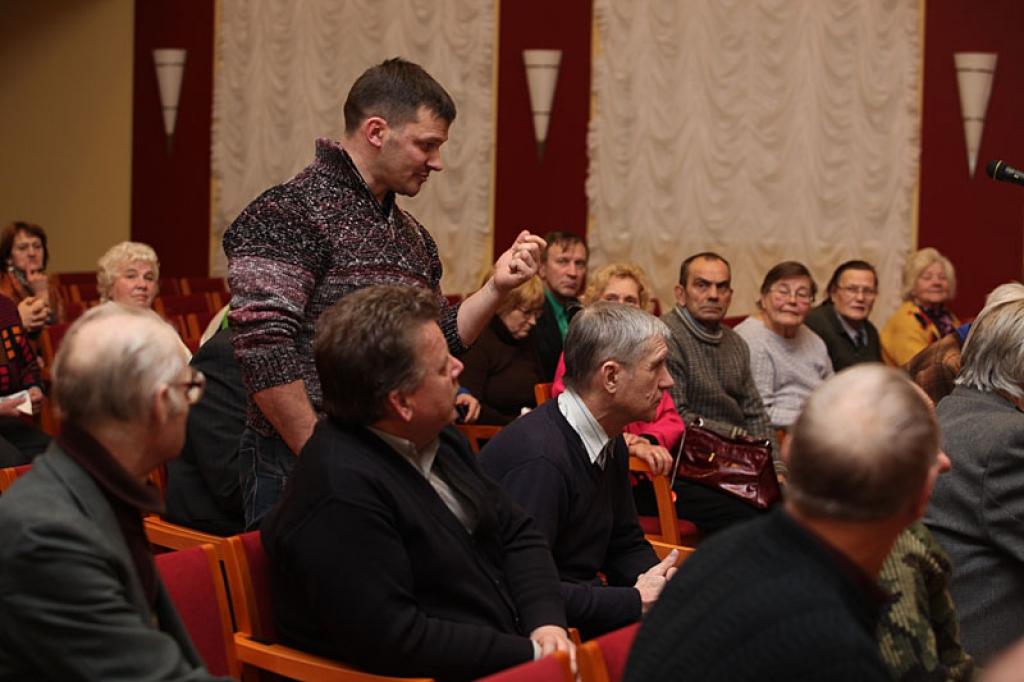 Tiekas ar pilsētas iedzīvotājiem