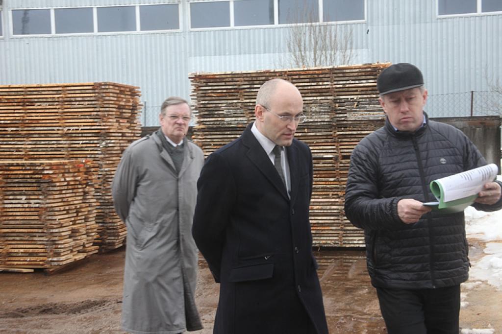 Ekonomikas ministrs aptaujā gulbeniešus par attieksmi pret eiro