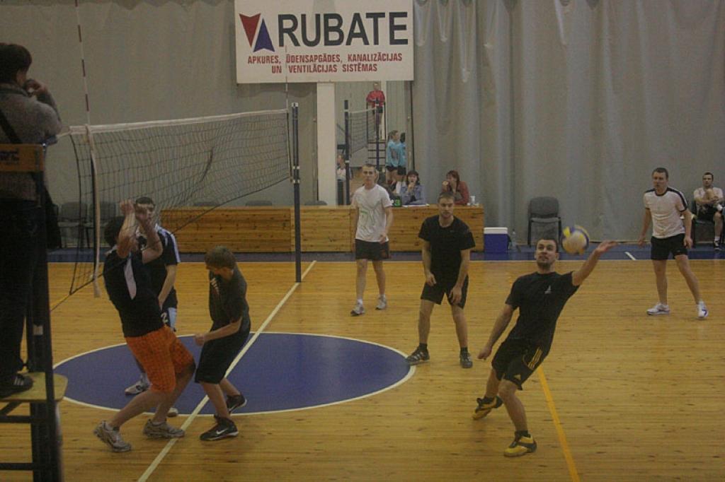Notiek novada čempionāta spēles volejbolā
