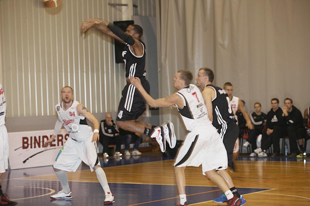 Basketbols: uzvara vefiešiem nenāk viegli