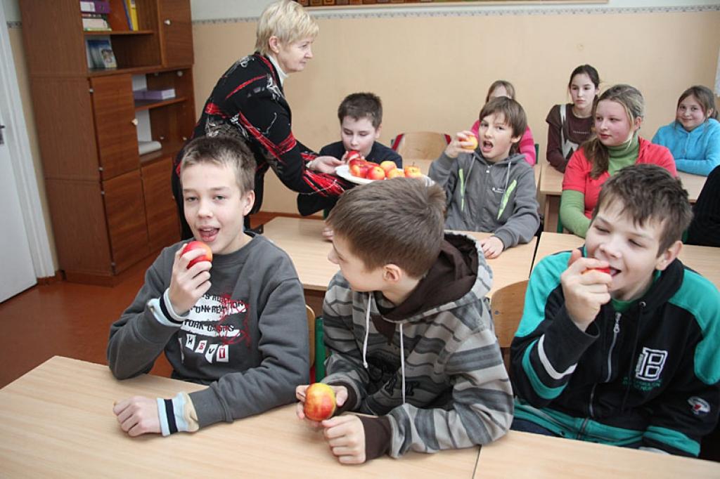 Skolēniem augļi un dārzeņi par brīvu