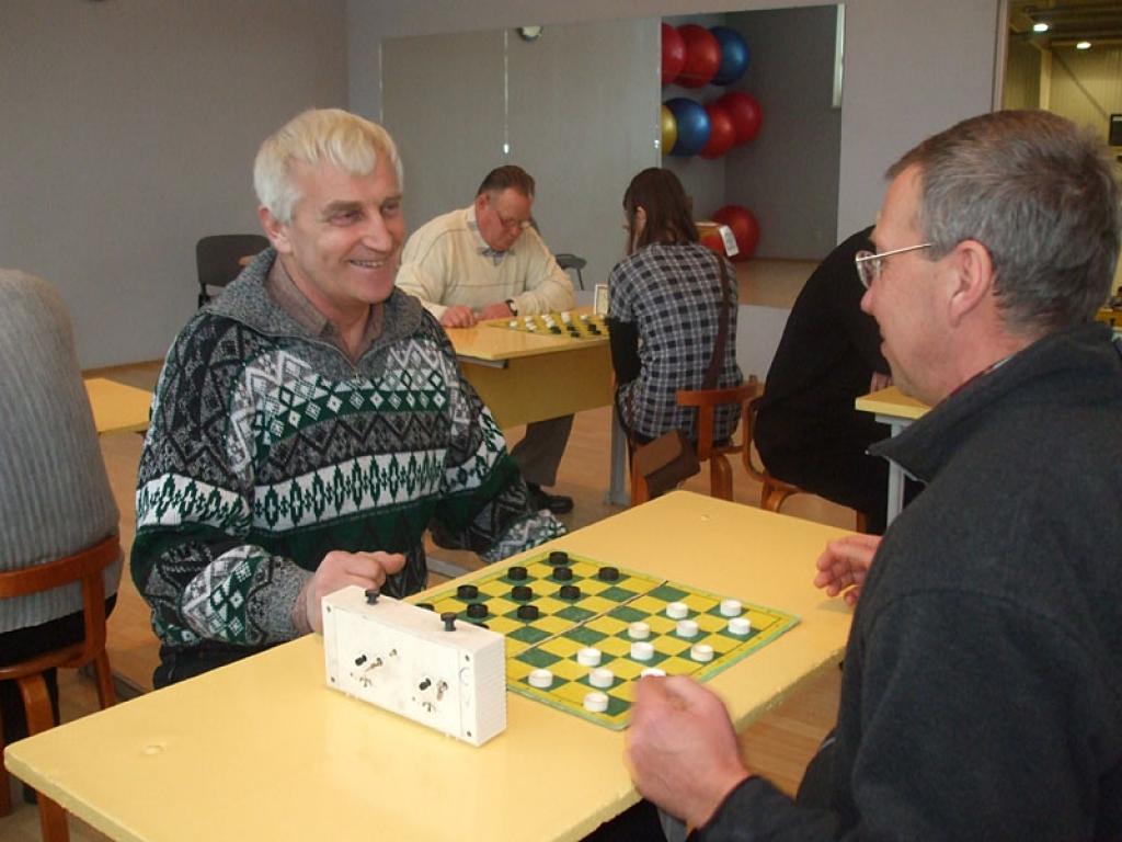 Sacenšas dambretes spēlē