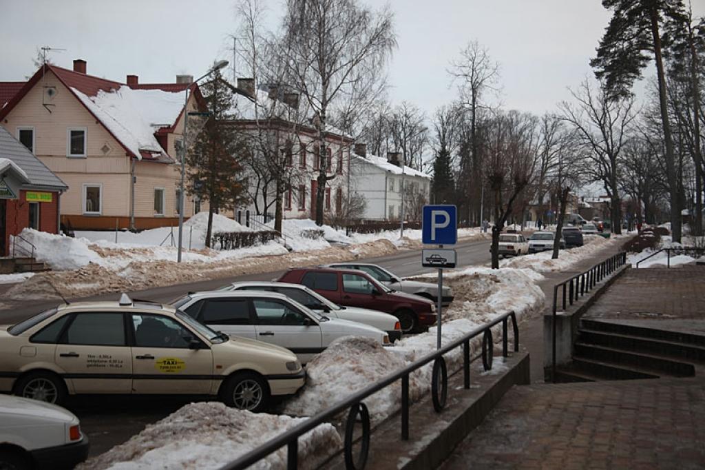 Vai drīkst ar darba auto piestāt pie veikala?