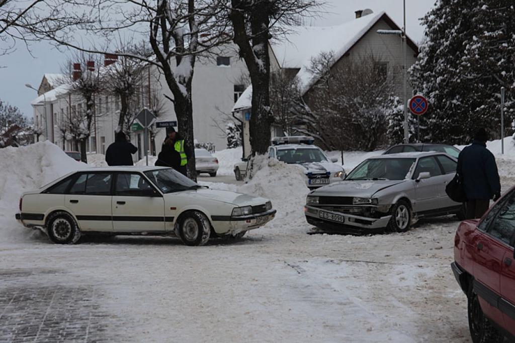 Izbraucot no stāvlaukuma, izraisa sadursmi (papildināta)