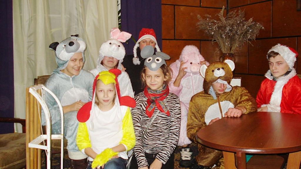 Jaunieši iestudē “Vecīša cimdiņu”