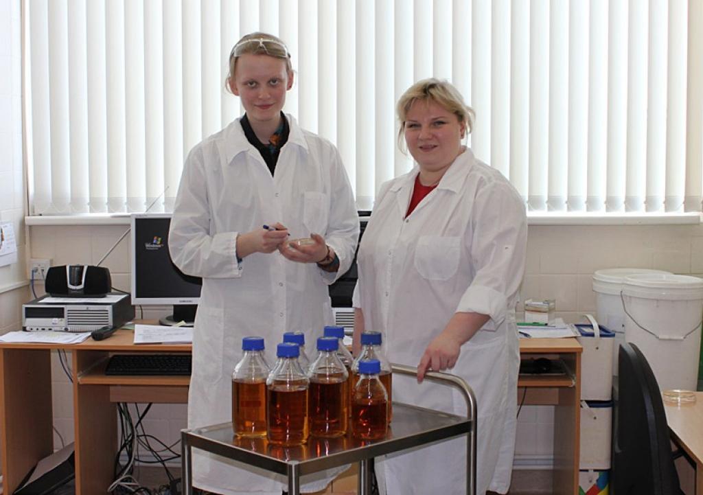 Iepazīst mikrobiologa darbu