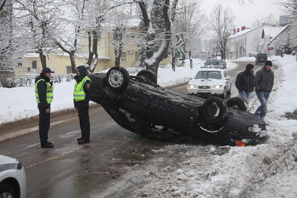 Gulbenē, uz Rīgas ielas, saslīd un uz jumta apgāžas "Audi 100" (papildināts)