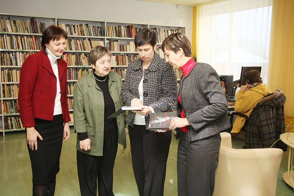 Akreditācijas komisija vērtē Gulbenes bibliotēkas darbu