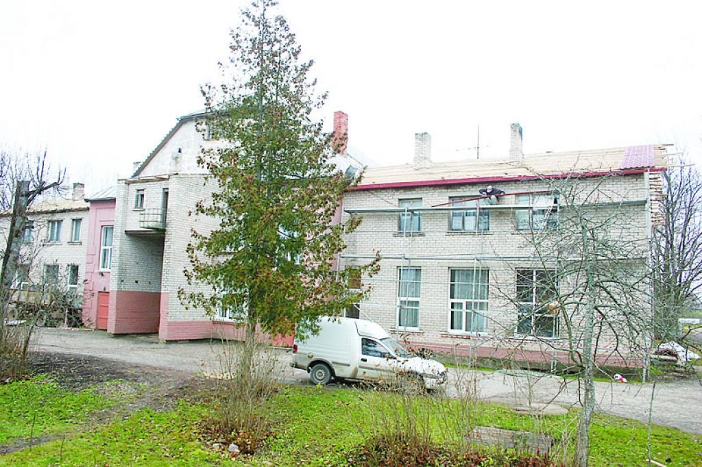 Apkopo viedokļus par trīs skolu pastāvēšanu