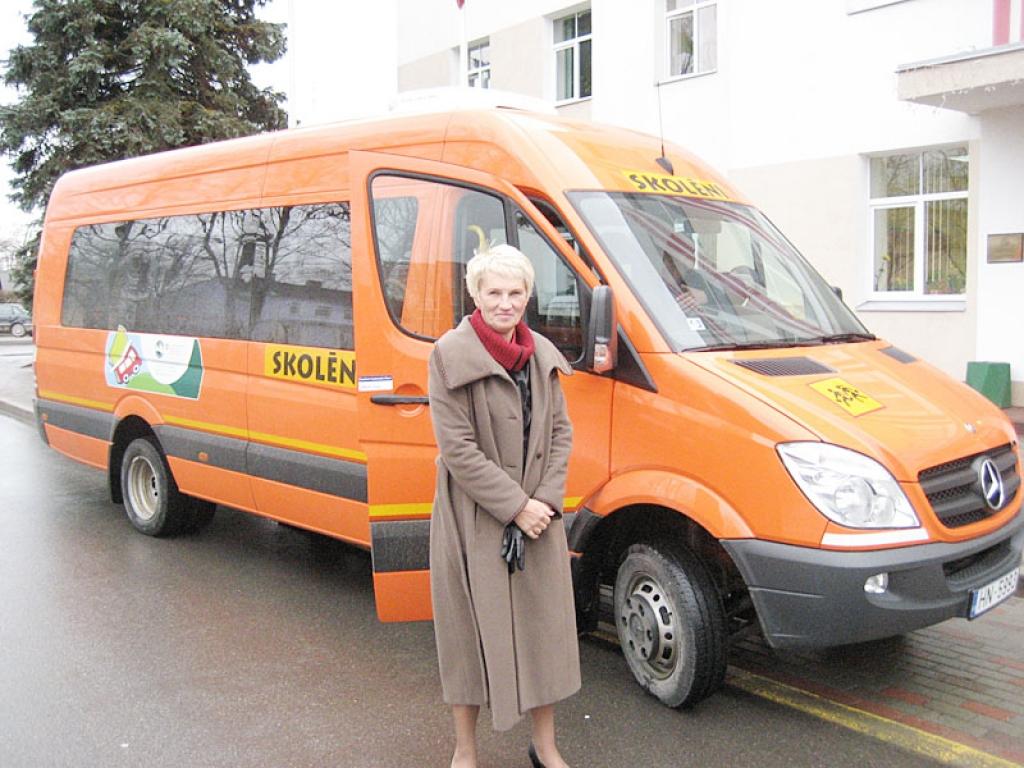 Domnieki testē skolēnu jauno autobusu