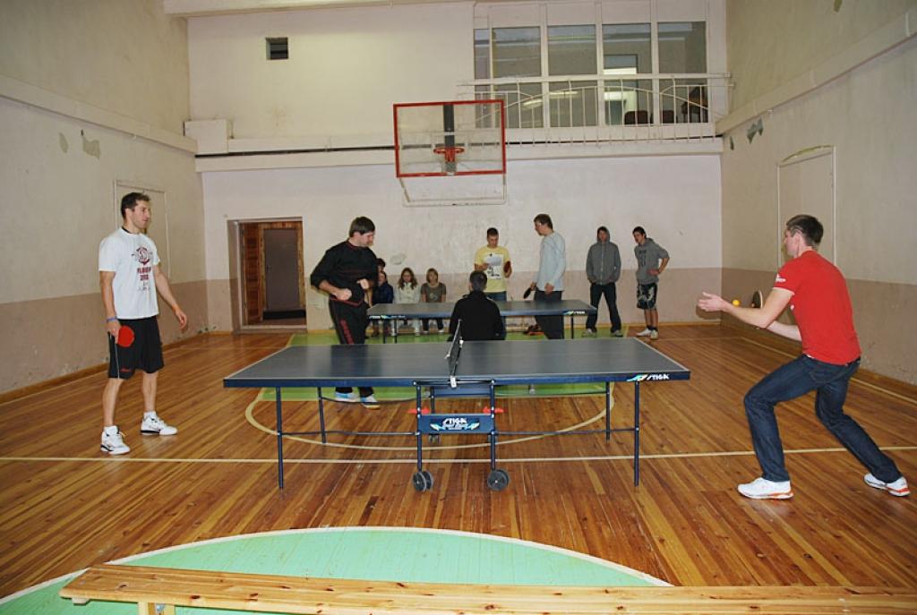 Lizumnieši sacenšas dažādās galda spēlēs 