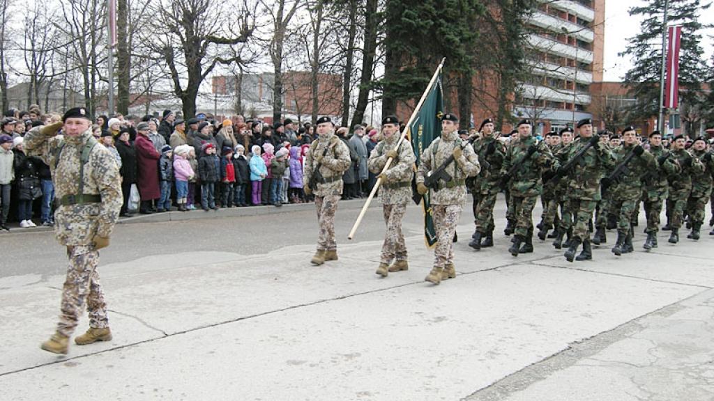 Piedalās militārajā parādē Rēzeknē