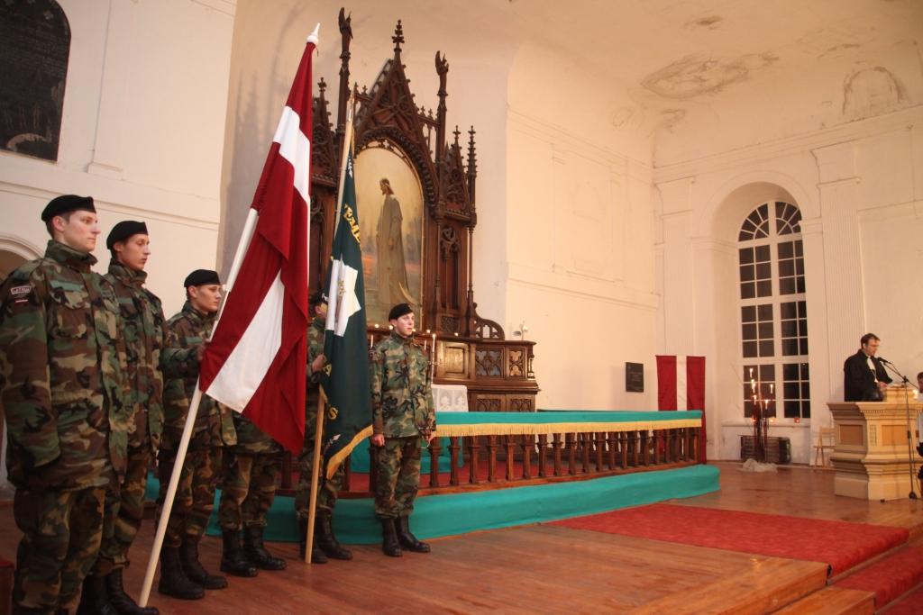 Lāčplēša dienu godina ar zalvēm, svecēm un lūgšanām