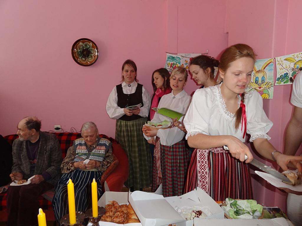 Jaunieši sagādā svētkus sociālo aprūpes namu iemītniekiem