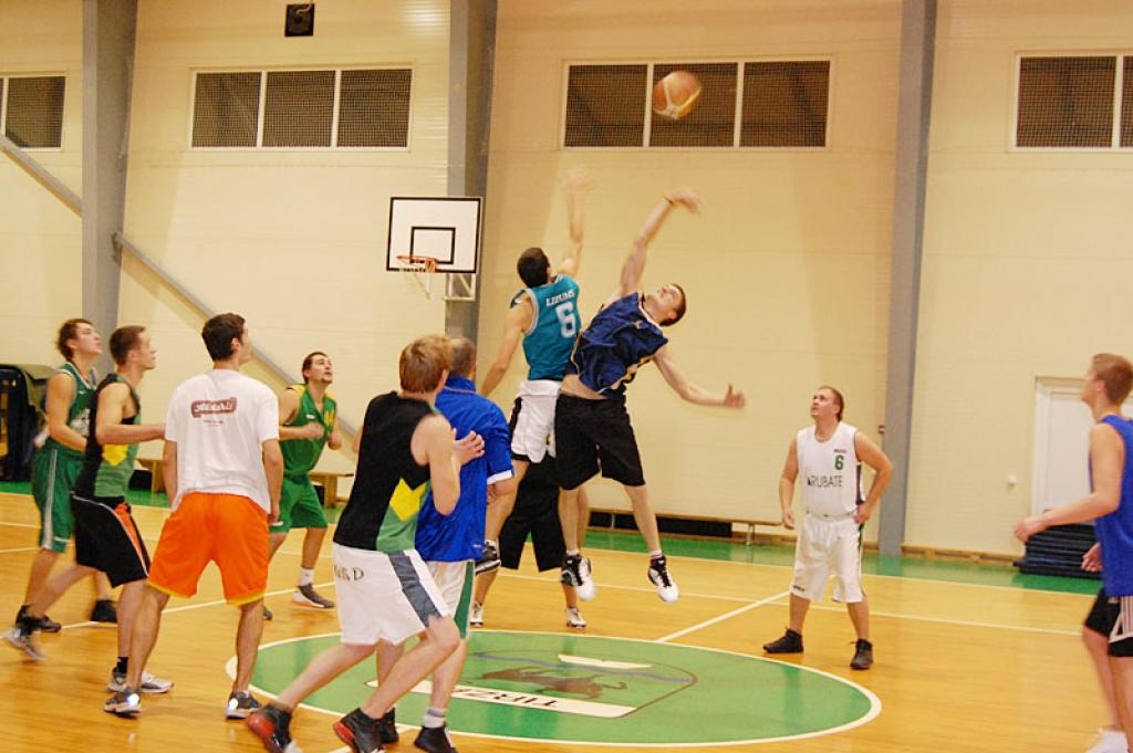 Tirzā notiek basketbola turnīrs