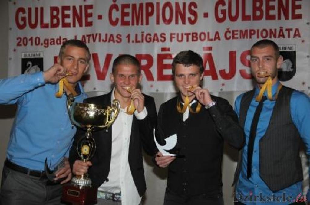 Latvijas 1.futbola līgas čempioni saņem medaļas (papildināts)