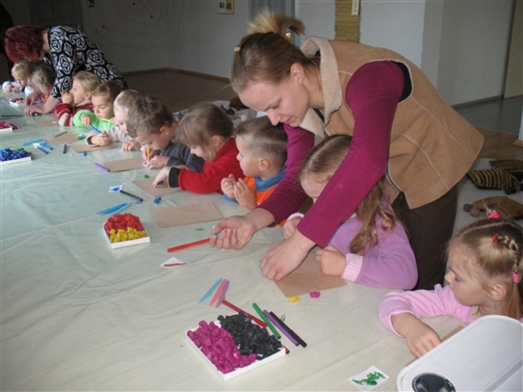 Bērni iepazīst muzeju