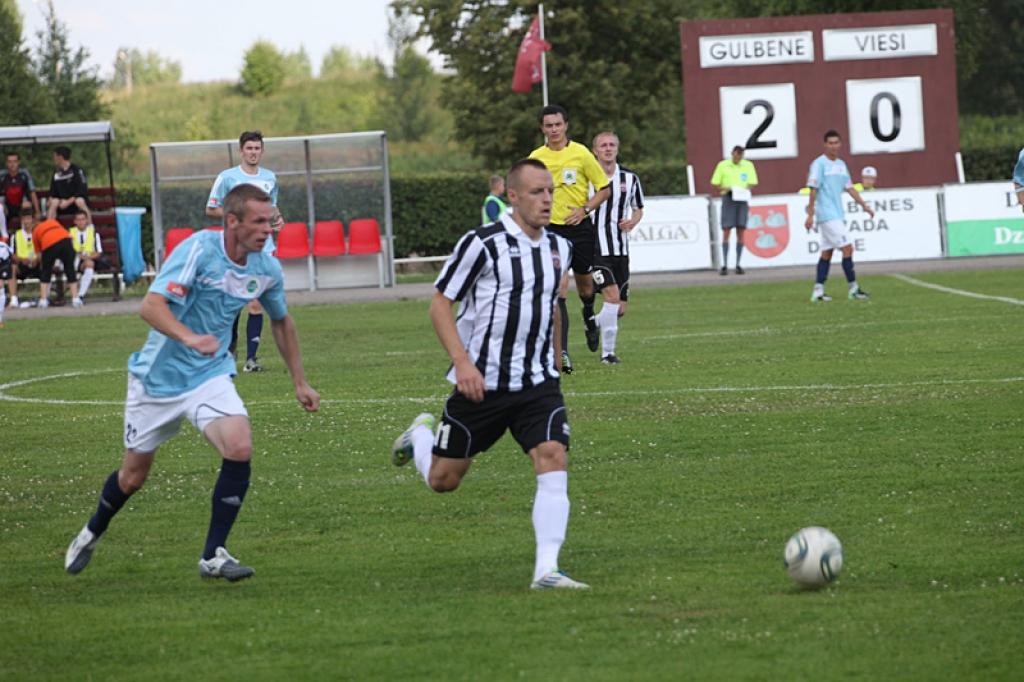 Futbols: gulbenieši sagrauj Rēzeknes BJSS komandu