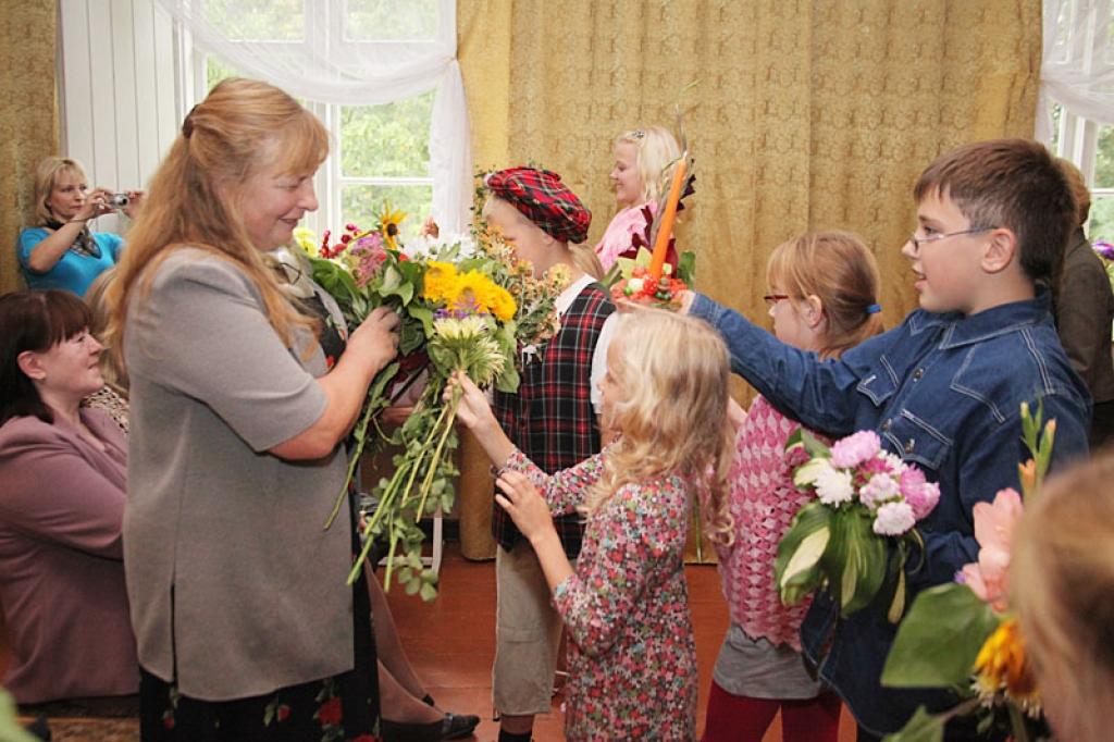 Rankā atver mākslas skolas klasi