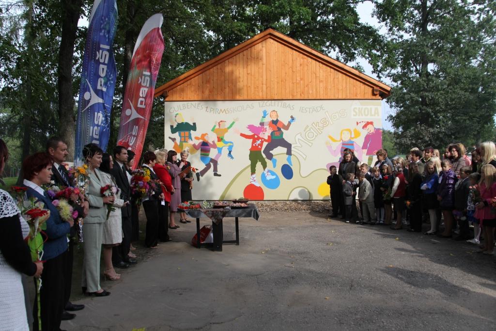 Atklāj sienas gleznojumu